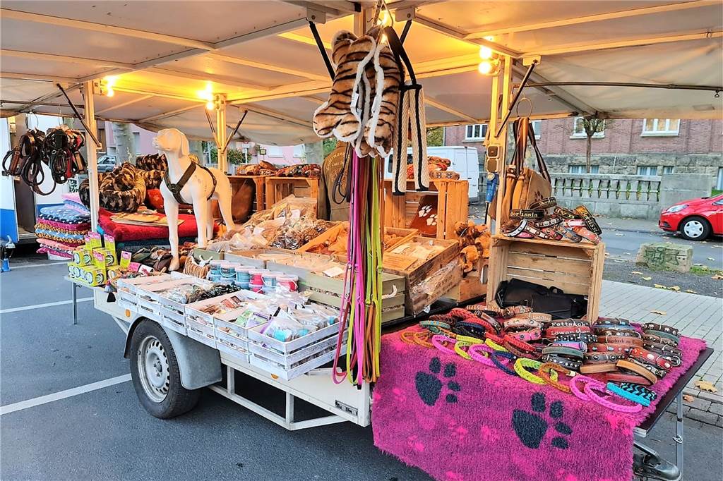 Alles für Hund und Halter: „Endlich mal was Neues auf dem Markt“ Auf dem Mengeder Wochenmarkt fühlt sich Monika Hartmann sehr wohl.