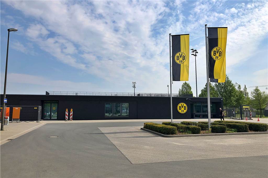 BVB-Trainingsgelände: Umbau schreitet voran - Pförtnerhaus mit Clou Auf dem neuen Mediengebäude wurde eine Dachterrasse installiert, von der aus das Training aus ungewohnter Perspektive verfolgt werden kann.