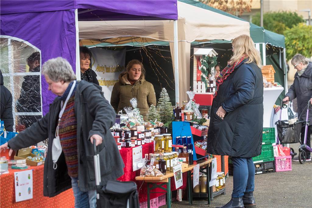 Castrop-Rauxel feiert Advent: Winterzauber, Wintermarkt, Adventsleuchten Stände auf dem Adventsmarkt auf Schwerin 2022.