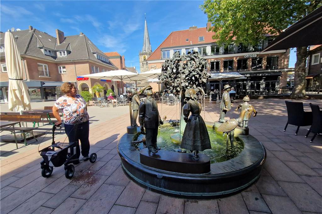 Auf dem Oldenkottplatz in Ahaus steht ein Brunnen, auf dem neben Kindern, Tieren und einem Schützenbruder auch das Wasserfräulein von Ahaus vertreten ist.