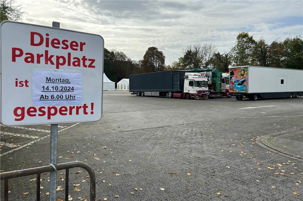 Sim-Jü 2024: Tochter von Otto Wendler wieder mit dabei: Ganz besondere Verbindung zu Werne Ein Schild weist auf die Sperrung des Parkplatzes am Solebad in Werne hin.