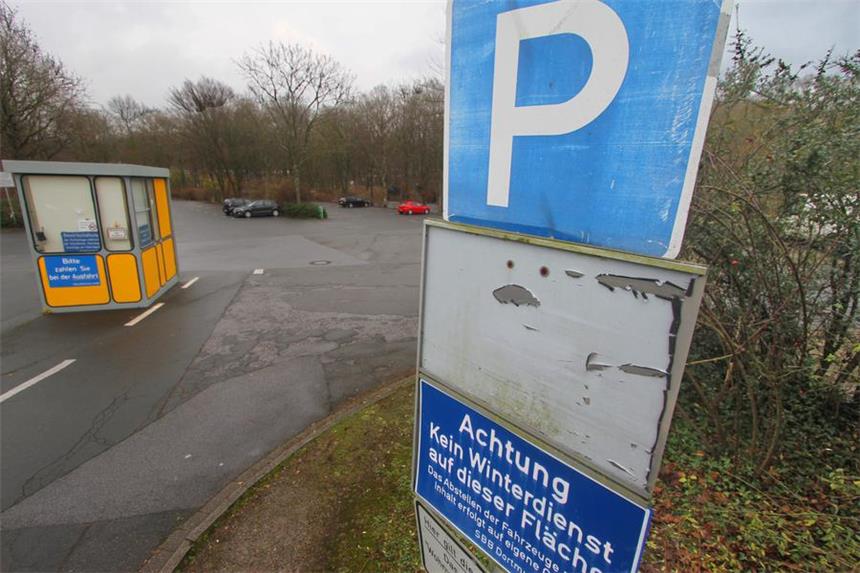 300 Flüchtlinge sollen in Container am Zoo ziehen Auf dem Parkplatz am Zoo soll eine Unterkunft für rund 300 Flüchtlinge entstehen.