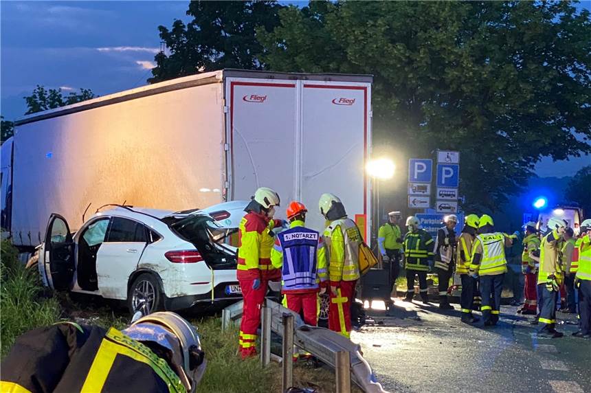 Doppel-Unfall auf der A2: Polizei sucht zwei ganz bestimmte Zeugen Auf dem Parkplatz an der A2 kam es zu einem tödlichen Unfall gekommen. Dabei starben drei Menschen, unter anderem der Fahrer dieses Mercedes-SUV.