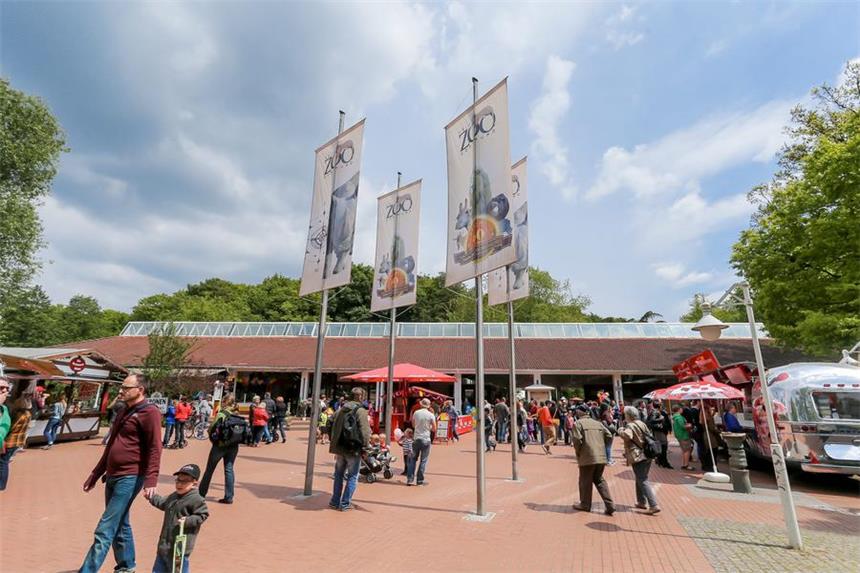 Stadt plant Wohncontainer auf dem Parkplatz am Zoo Auf dem Parkplatz des Dortmunder Zoos sollen Wohncontainer für Flüchtlinge entstehen.