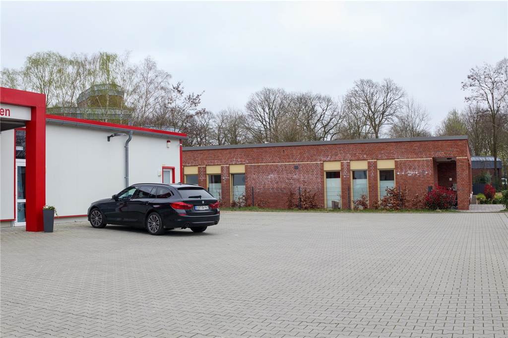 Kita-Container: Betroffene Eltern fühlen sich „verschaukelt“ Parkplatz neben Kita in Heek