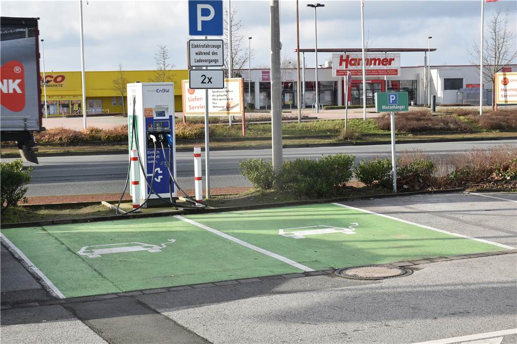 Auch in Dorsten fahren immer mehr Autos mit Elektro-Antrieb Auf dem Parkplatz des Hagebaumarkts an der Gottlieb-Daimler-Straße können zwei Elektrofahrzeuge aufgeladen werden.