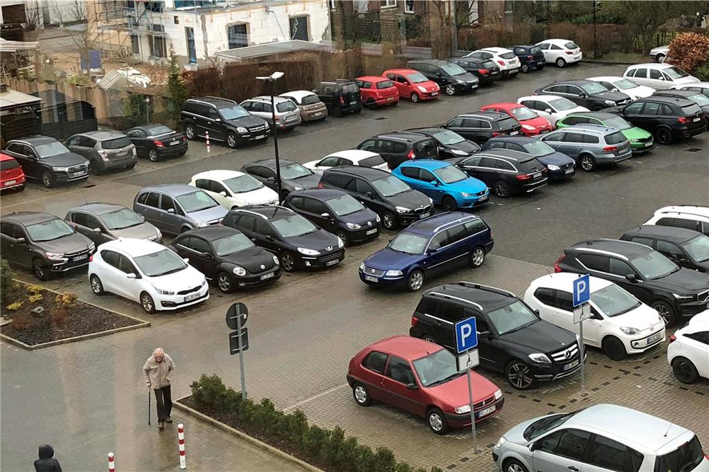 Nachbarn des Sixtus-Hospitals sind über zugeparkte Straßen verärgert Blick auf den Parkplatz des Krankenhauses