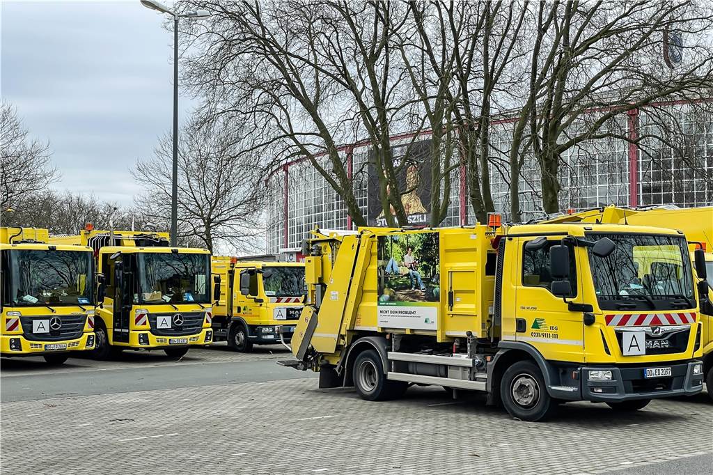 1000 EDG-Angestellte in Westfalenhalle: „Kein anderes Thema mehr auf dem Hof“ Auf dem Parkplatz vor den Westfalenhallen standen viele Müllwagen.