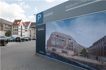 Auf dem Plakat auf dem Gelände des Augustinerhofes ist die geplante Zweigstelle des Deutschen Museums zu sehen. Foto: Timm Schamberger