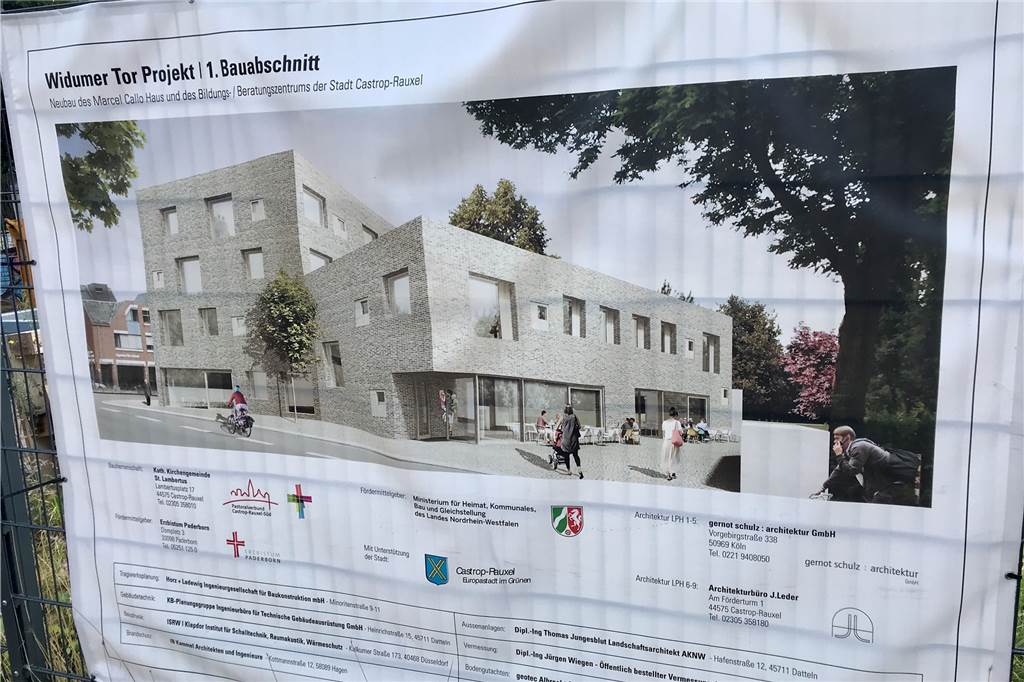 Bildungscampus: Weiter warten auf Neubau des Marcel-Callo-Hauses Auf dem Plan, der am Bauzaun hängt, erkennt man rechts den Bau für Callo-Haus, Familienbüro und Pfarrbüro und links daneben, direkt an der Widumer Straße, den dritten Bauabschnitt des Bildungscampus, der noch nicht spruchreif ist.