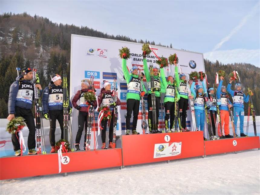 Deutsche Mixed-Staffel gewinnt Gold bei Biathlon-WM Auf dem Podest: die Teams von Frankreich (v.l.), Deutschland und Russland. Foto: Barbara Gindl
