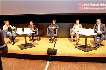 Auf dem Podium : Alexandra Schoo (Grüne),(v.l.) Sarah Lahrkamp (SPD), Moderator Aidan Ellerkamp, Karlheinz Busen (FDP) und Jens Spahn (CDU).