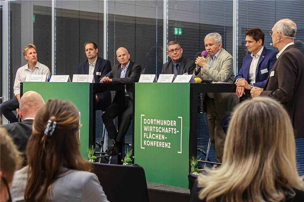 Dortmund gehen die Freiflächen aus – Stadt müsste Großunternehmen abweisen Auf dem Podium: Kristof Hennies, Ernst-Peter Brasse, Hartmut Koch, Ulf Wollrath, Frank Wilke, Gabor Leisten und Moderator Kay Bandermann (v.l.)