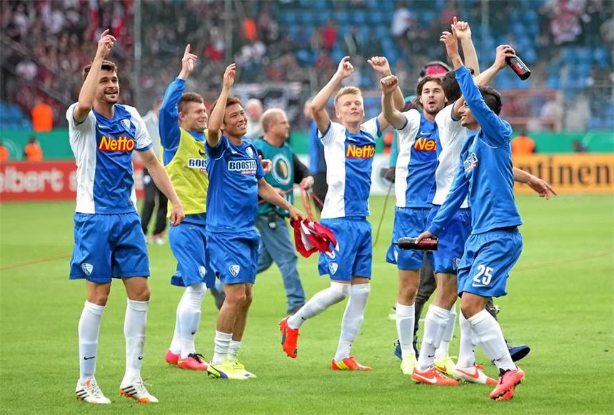 Oh-wie-ist-das-schön-Fußball Auf dem Rasen freuten sich die VfL-Fußballer über den Einzug in die 2. Pokalrunde. Auf den Tribünen waren die Fans ebenso begeistert. Nur aus dem Gästeblock gab es wütende Pfiffe und Schmähungen für den VfB Stuttgart.