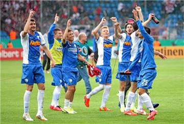 Auf dem Rasen freuten sich die VfL-Fußballer über den Einzug in die 2. Pokalrunde. Auf den Tribünen waren die Fans ebenso begeistert. Nur aus dem Gästeblock gab es wütende Pfiffe und Schmähungen für den VfB Stuttgart. 