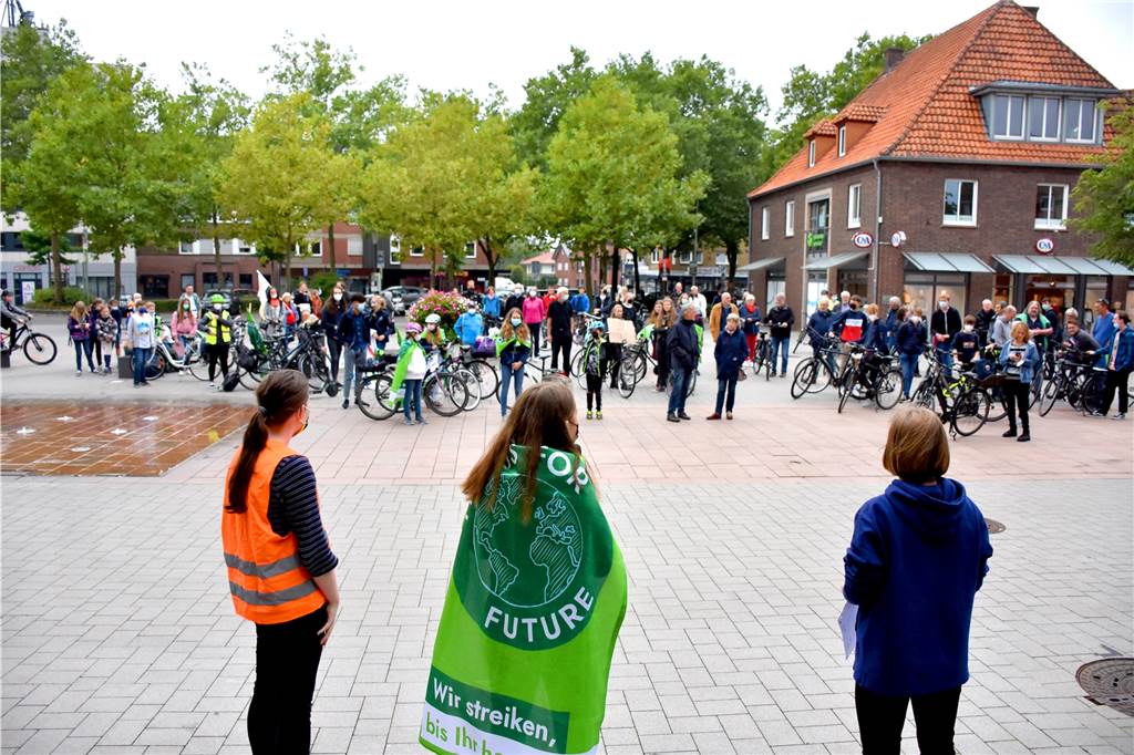 Knapp 100 Demonstranten beteiligen sich an „Fridays for Future“ in Ahaus Auf dem Rathausplatz wirkte die Gruppe noch etwas verloren. Später, beim Zug durch die Ahauser Straßen waren etwas weniger als 100 Demonstranten unterwegs.