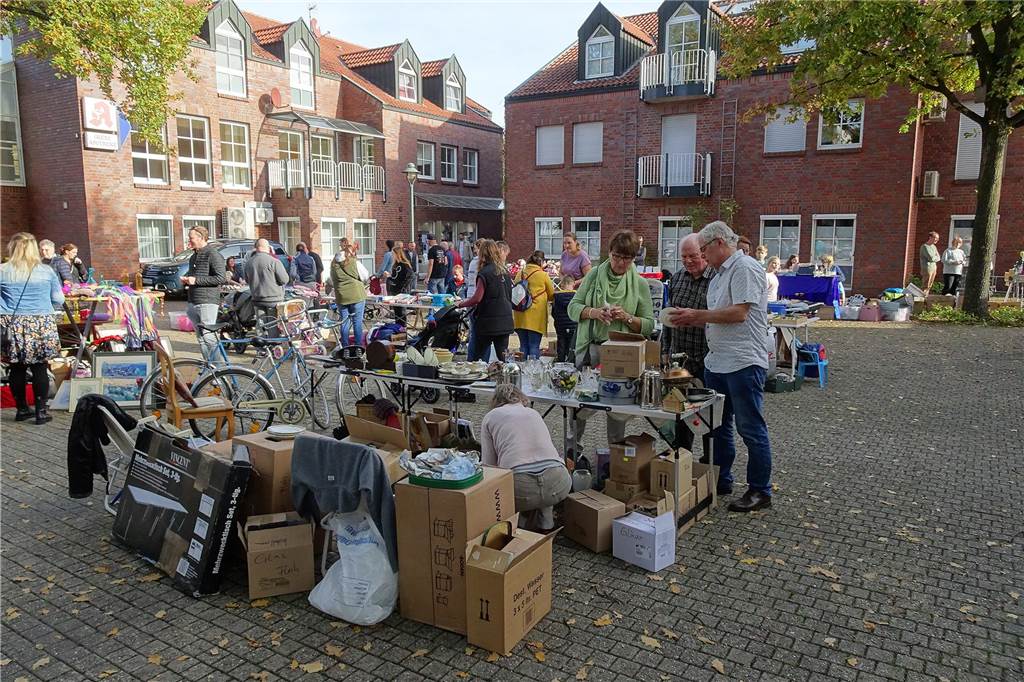 Volles Programm in Oeding: BulliBurg, Mittelaltermarkt und mehr Menschen stehen auf dem Rathausvorplatz in Oeding. Sie schauen sich Trödel an. Es ist ein Familientrödelmarkt.