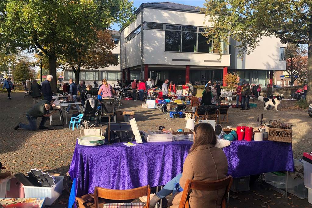 Herbst-Meile in Oeding: Bummelspaß für die ganze Familie Auf dem Rathausvorplatz gibt es einen Trödekmarkt.