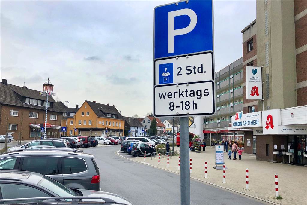 Im Berghofer Zentrum legen Dauerparker die Stellplätze an der Einkaufsstraße lahm Auf dem REWE-Parkplatz gibt es schon eine zeitliche Begrenzung.