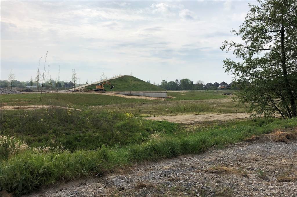 Selms neuer Auenpark: Bauarbeiten biegen auf die Zielgerade ein Auf dem Rodelhügel soll eine Skulptur als Symbol für die neue Mitte Selms entstehen. Das ausführenden Unternehmen will sie auch trotz Insolvenzverfahren fertigen. Und auch die Stadt Selm hält an der Gestaltungsidee fest.