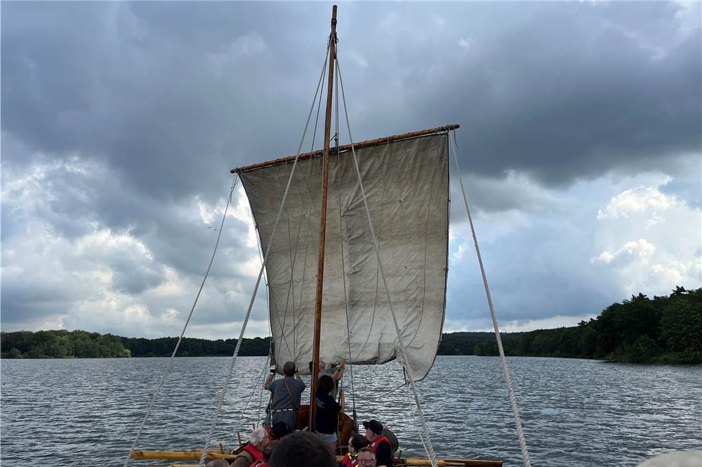 Legionäre pullen mit Gästen auf dem Römerschiff „Victoria“ Heruntergelassenes Segel auf dem Römerschiff in Haltern