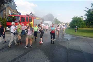 Auf dem Rückweg der Fußwallfahrt Werl kühlte die Feuerwehr Werne die Pilger bei mehr als 30 Grad in Hamm-Wiescherhöfen ab.