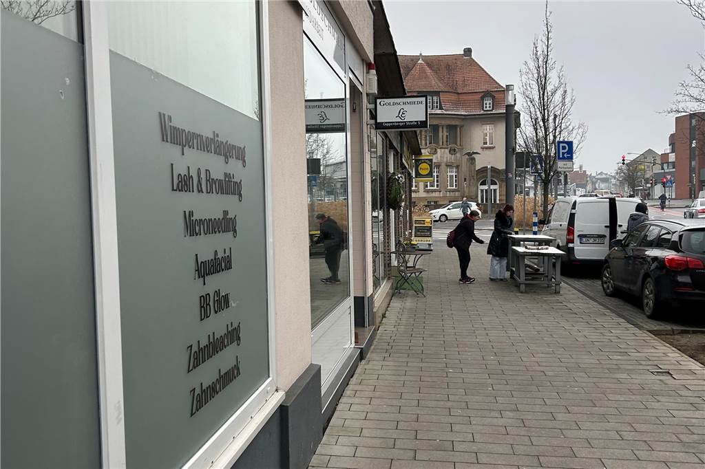 Auf dem Schaufenster des neuen Studios wird geworben.