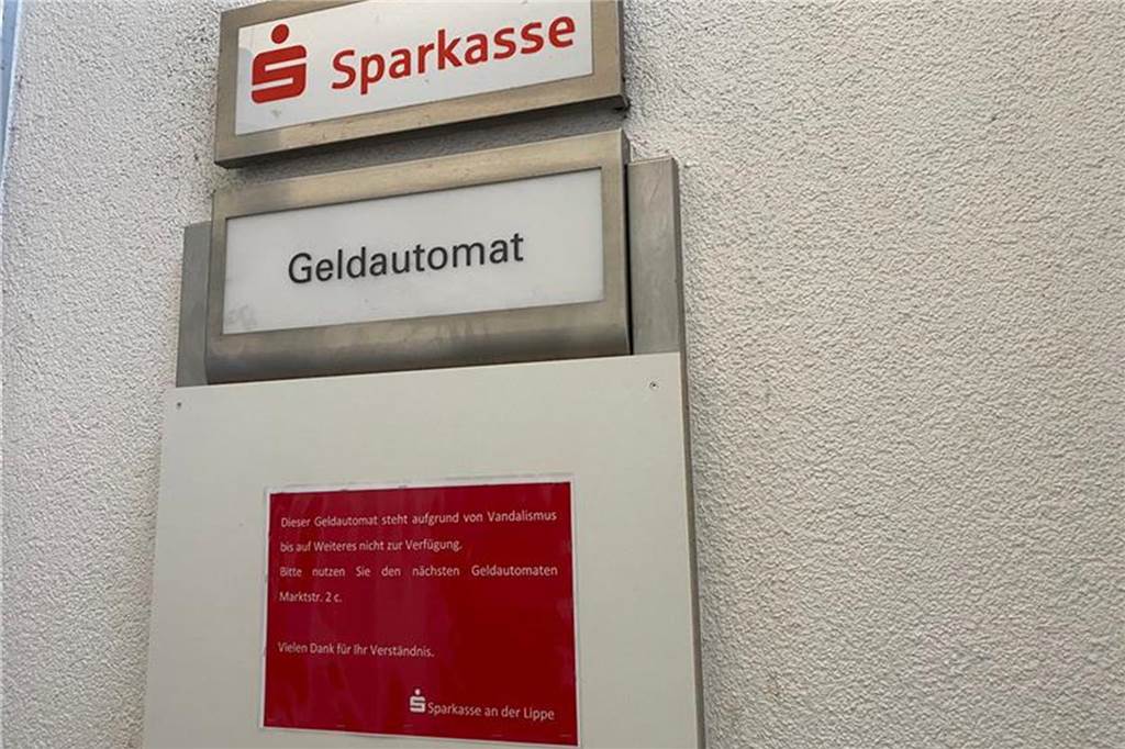 Sparkassen-Automat am Hauptbahnhof: Wegen Vandalismus geschlossen Zugemachter Sparkassenautomat