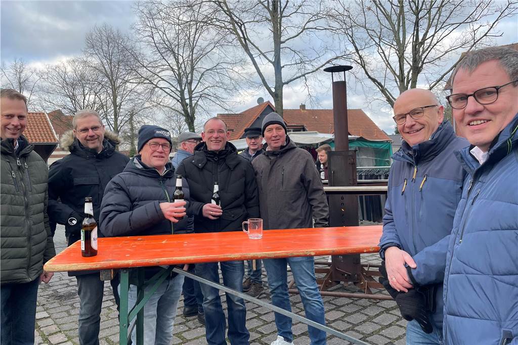Veranstaltungsausblick 2025: Neue und altbekannte Events in Heek Menschen stehen an einem Tisch mit Flaschen Bier in der Hand