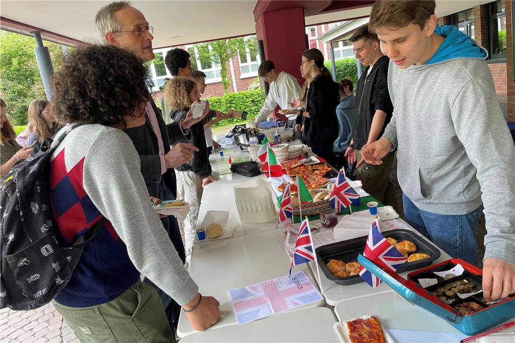 Europatag am Christophorus-Gymnasium: Warum Holland nicht Holland heißt Auf dem Schulhof boten Schüler anlässlich des Europatages kulinarische Spezialitäten aus verschiedenen Ländern an.