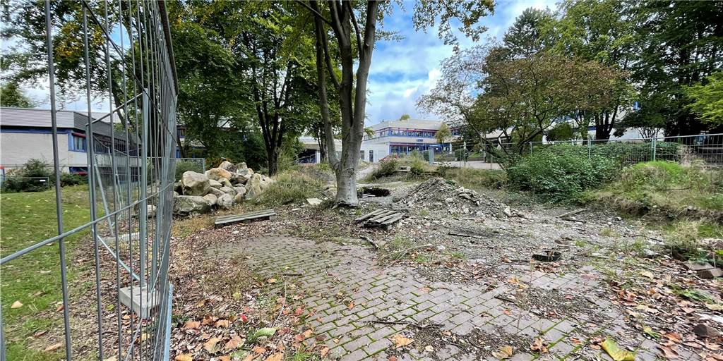 Corona und Krieg: Dauerbaustelle auf Dortmunder Schulhof noch später fertig Auf dem Schulhof der Heinrich-Böll-Gesamtschule gibt es seit Jahren eine große Baustelle.