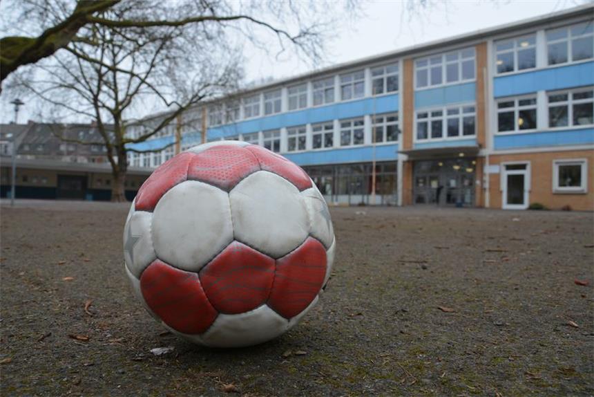 Der Fußball kommt nach Dortmund - im Jahr 1890 Auf dem Schulhof der heutigen Petrischule an der Beurhausstraße/Kuisenstraße wurde Dortmunds Fußball "geboren". 1890 befand sich hier das Realgymnasium.