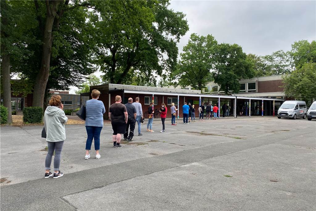 Mit Video: Spontane Impfung: Ascheberger bilden riesige Schlange vor der Profilschule Auf dem Schulhof der Profilschule bildete sich eine lange Schlange.