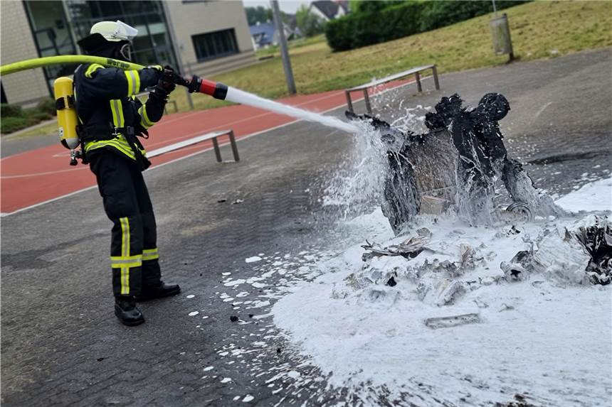 Papiercontainer brennt am Anne-Frank-Gymnasium in Werne - Polizei vermutet Brandstiftung Auf dem Schulhof des Anne-Frank Gymnasiums in Werne brannte ein Papiercontainer.