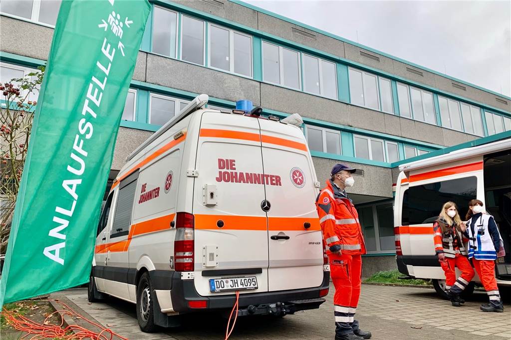 Bombenentschärfung unter Corona-Bedingungen: Fliegerbombe sorgt für Versicherungsfälle und schulfrei Auf dem Schulhof des Gymnasiums versammelten sich die Rettungskräfte.