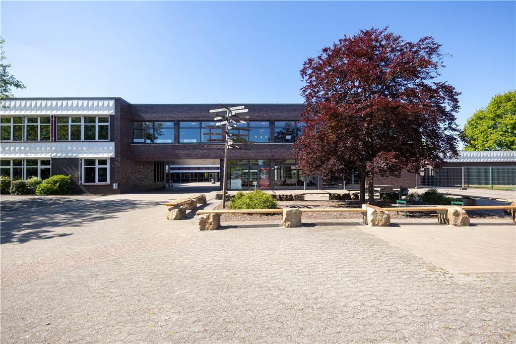 Kreuzschule zur Maskenpflicht am Sitzplatz: „Es ist absolut sinnvoll“ Auf dem Schulhof und der Mensa dürfen die Masken abgenommen werden.