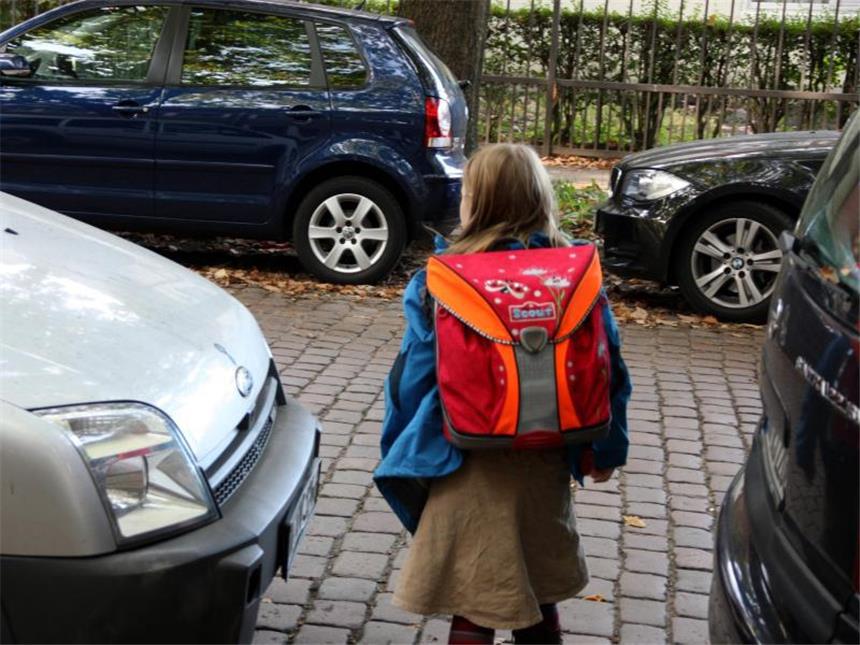 Sicherheit im Straßenverkehr früh üben Auf dem Schulweg lauern für Kinder viele Gefahren. Foto: Mascha Brichta