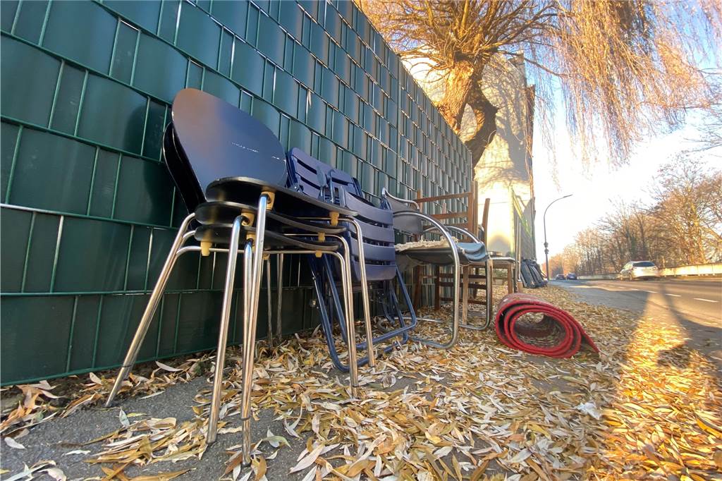 Am Samstag: Großer Sperrmüll-Tag jetzt auch in Dorstfeld Stühle mit Metallbeinen im Vordergrund vor einem Zaun. Daneben Ein Teppich sowie Holzstühle.