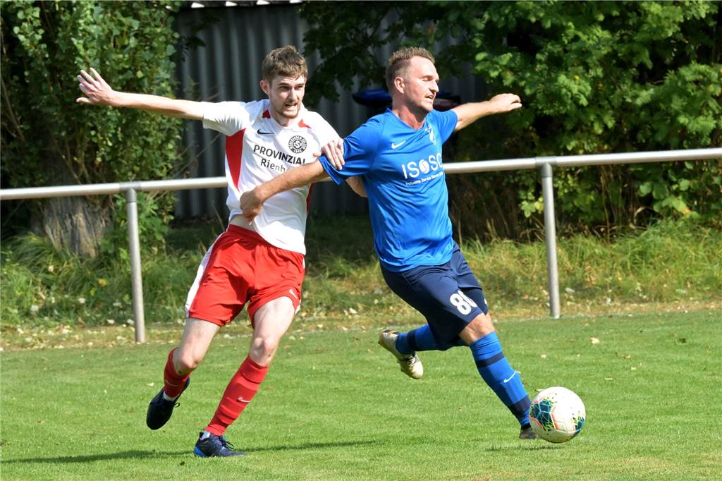 Wer war der beste Coach vor der Winterpause? Auf dem Spielfeld und an der Linie: Amel Mesic (r.) ist bei Niederaden mit vollem Einsatz dabei.