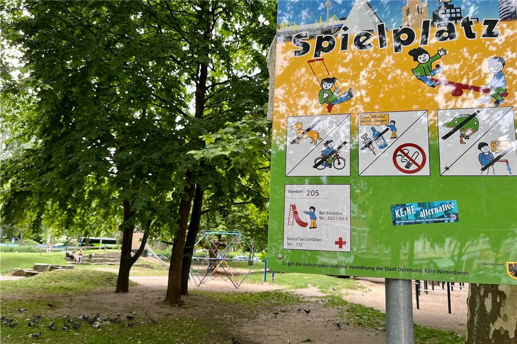 Nach Macheten-Attacke auf Spielplatz: Tagsüber spielen Kinder, abends kommen Dealer Auf dem Spielplatz sind Alkohol und Drogen verboten. Schilder weisen die Besucher darauf hin.