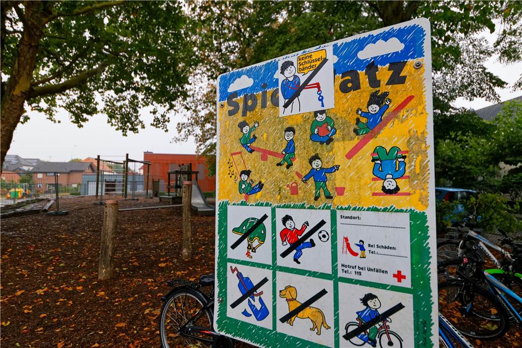 Unfallgefahr: Prüfer sperrt Spielgeräte auf dem Spielplatz der Vitus-Schule Auf dem Spielplatz Vitus-Grundschule wurden Spielgeräte gesperrt.