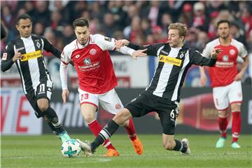 Auf dem Sprung zum FC Schalke 04: Suat Serdar (l.)