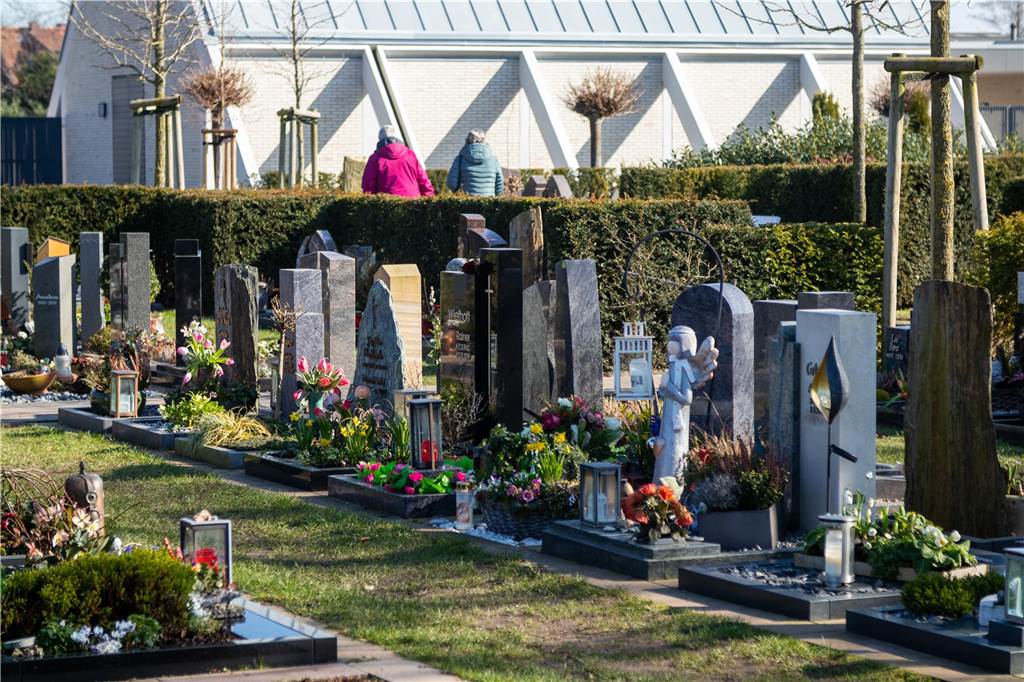 Beisetzung des Ehemanns in Familiengruft verwehrt: Elke Krause (57) kritisiert „Starrsinn“ der Stadt Auf dem städtischen Ahauser Friedhof sollte der Ehemann von Elke Krause beigesetzt werden.