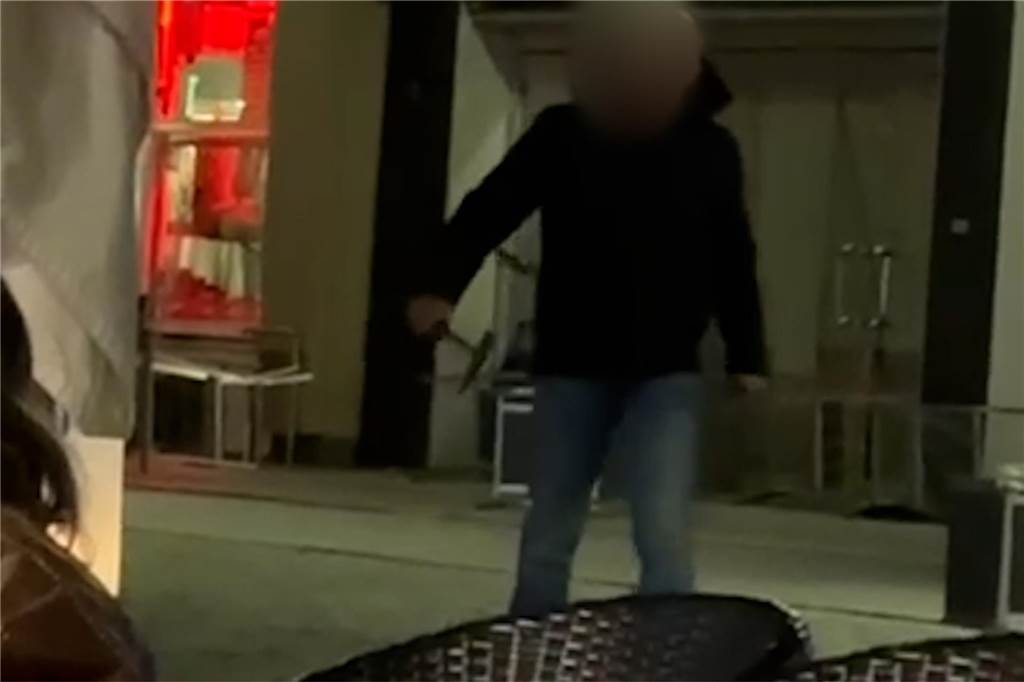 Auf dem Standbild ist zu sehen, wie der 42-jährige Dorstener einen Hammer in der Hand hält.