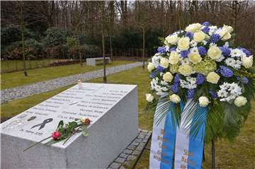 Auf dem Sundernfriedhof hat die Stadt eine Gedenkstätte für die jungen Opfer der Flugzeugkatastrophe errichtet. Noch heute erinnern sich hier täglich Menschen an das unfassbare Ereignis.