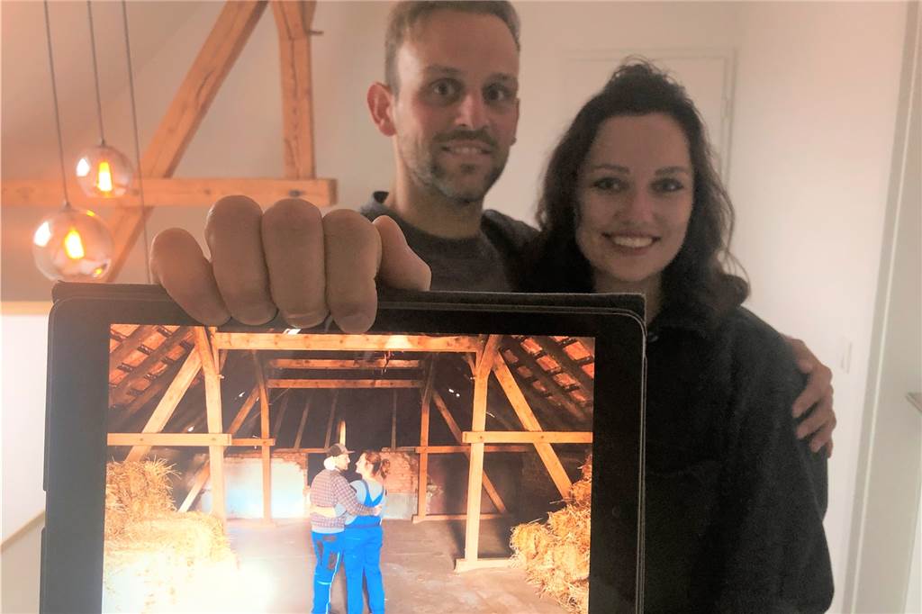 Video-Besichtigung: Ellen und Tom bauen Kuhstall zu Wohnhaus um Auf dem Tablet zeigt Tom Weber, wie er mit Ellen Großblotekamp auf dem alten Heuboden stand. Jetzt erinnern nur noch die Balken an den Ursprungszustand.