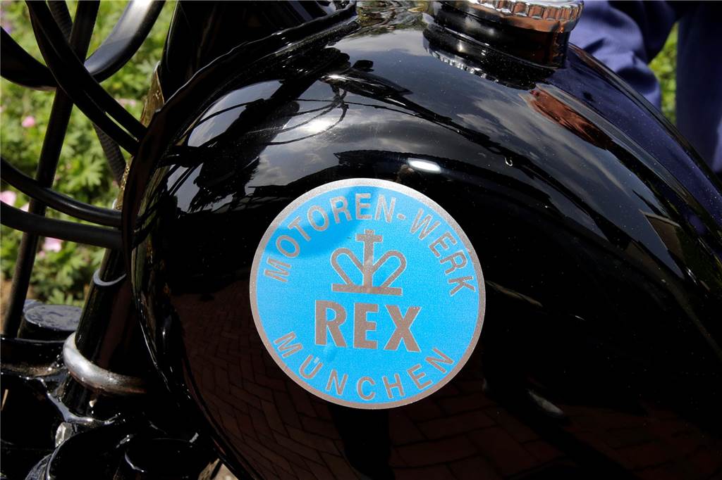 Auf dem Tank hat Theo Schmitz ein neues Schild der REX Motorenwerke angebracht.