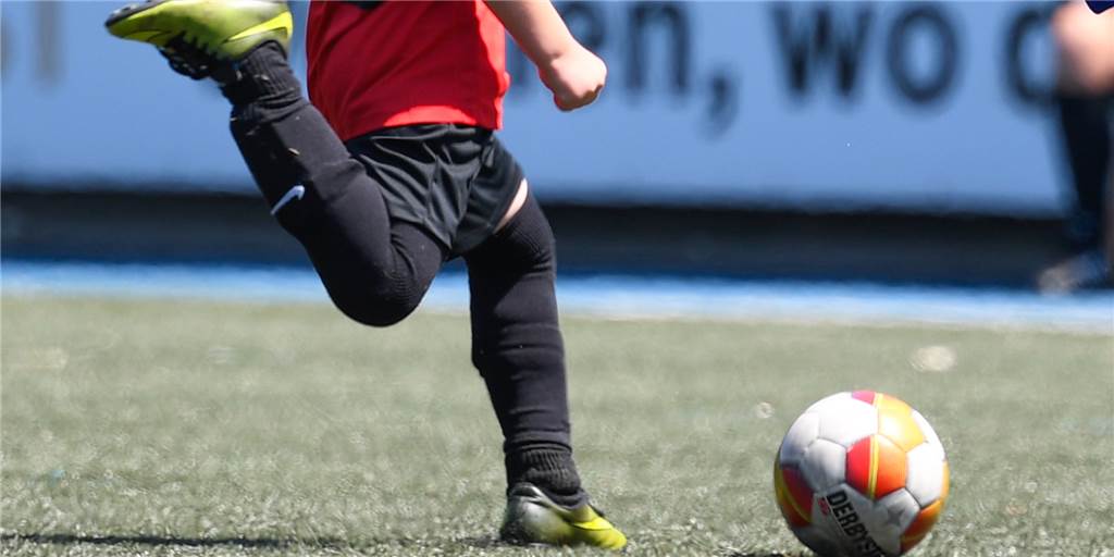 Hervorgehobenes „S“ und „A“ auf einem Jugend-Trikot: Sponsor erklärt sich Ein junger Fußballer holt zum Schuss aus.