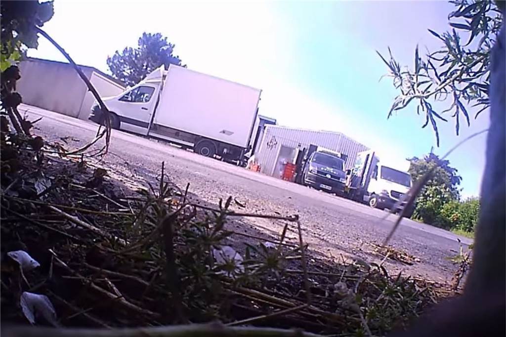Video mit Paribal-Lkw veröffentlicht: Stammt Fleisch doch von zweiter Mecke-Schlachterei? Auf dem Video ist zu sehen, dass Mitarbeiter rote Kisten aus dem Betrieb in den Kühltransporter der Firma Paribal bringen.