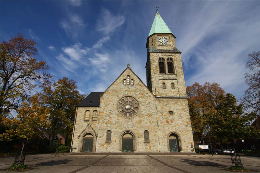 Ostern in Kirchhellen: Üppig gefülltes Gemeinde-Programm Auf dem Vorplatz der Johanneskirche in der Dorfmitte veranstaltet die Kolpingsfamilie am 9. April wieder ein Osterfeuer für jeden, der kommen mag.